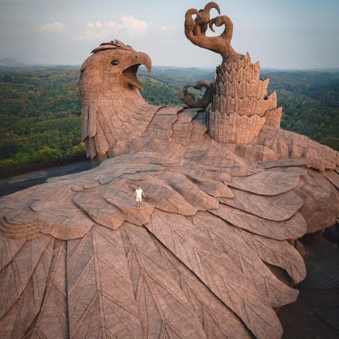 Это Jadayupara, самая большая скульптура птицы в мире. Она имеет размах крыльев 46 м, который покрывает 1,400 квадратных метров 📸@jonny.melon