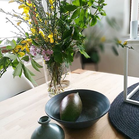 Die Tonschale und die Vase sind aus einem Töpferladen ⚱️⚱️und ein Mitbringsel aus dem Kurzurlaub.
.
Der Blumenstrauß 🌿🌱 ist wildgewachsen und ein Mitbringsel vom gestrigen Spaziergang. 🐾🐾🐾🐾
.
 So und jetzt gibt's Carrot Cake🥕 und Kaffeeklatsch☕ mit der ganzen Familie #familytime😊. Rezept 🥕@claudelleloves
.
#plantstagram#wohnkonfetti #wohnwelt#homeideas #home #nordichome#scandinavianinterior #hem_inspiration #passion4interior #interior_and_living #interiordesign #homedecor#plants#sharemywestwingstyle#slowliving#interior4you #interior2you#homeinspiration#instahome#interior125#whiteinterior#livingroomdecor#cooeedesign#designdeinteriores#interiordecorating#inredning#mynorwegianhome#flowerstyling#moodygrames