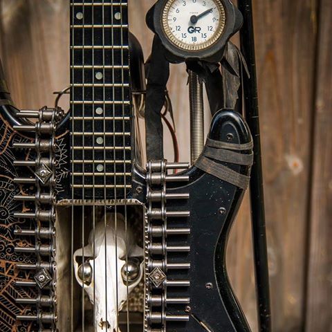 #lamp #guitare#guitar #ligh #metalart #recyclingart #recycledfashion #homedecor#instrumental #music #steampunkstyle#sculptures #ironwork#armen71 #artwork