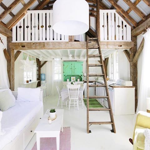 Who said a cabin life have to be dark and rustic? It can also be white, refreshing and rustic too!❤️ Love the white rails on the loft. •
Which is your style... ✅dark and rustic ✅white and refreshing 
Comment below guys 👇👇 ————-
📸 @lynneknowlton