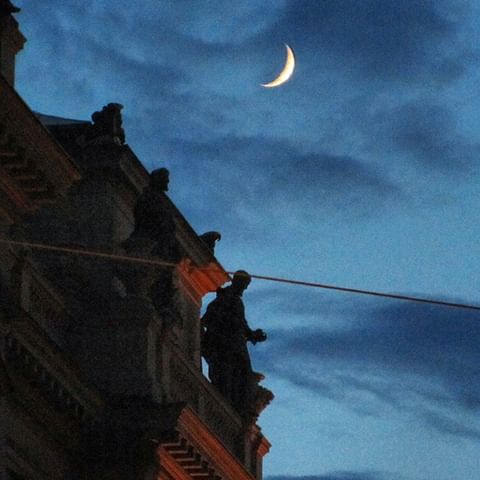 The moon salutes Prague over Charles Bridge // La luna saluda a Praga sobre el Puente de Carlos #Praga #Praha #Prague #CharlesBridge #KarluvMost #PuentedeCarlos #moon#ILovePrague #CzechRepublic #Wanderlust #ČeskáRepublika #Wanderlust #praguestagram