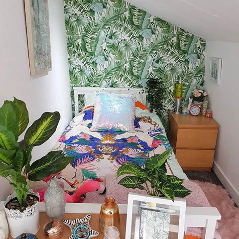 Morning! 
A little part of Molly's bedroom, How cute is she making!? 😍
@mollyt2xx .
.
.
#bedroom #homesweethome #plamwallpaper  #bedroomgoals #cute #bedroomdecor