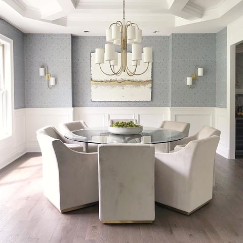 Hot hot hot new construction coming your way!!! What’s not to love in this dining room!!! But seriously what’s your favorite element? Wallpaper? Ceiling detail? 
Built | @nextgen_building  Design | @mrcurtiselmy 
Staging | @boxwoodhomestaging