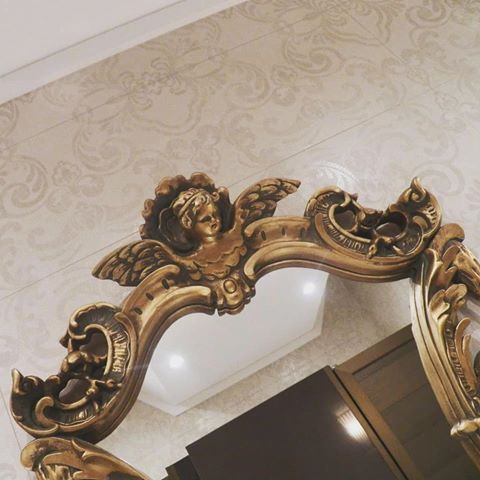 Detalhe espelho da @emporium_de_arte modelo querubim 👼
#banheirofemino #arquitetura #engenharia #arquiteturadeinteriores #interiordesign #hotel #fozdoiguaçu #ef3arquitetos #construindoemfoz #projeto #planejamento #segurança #conforto #economia #valorização  #banheiro #instadecor #instahome #bathroom #bathdecor #arquiteturafoz #mirror #barroco #espelho #ouroenvelhecido #moldura #moldurabarroca #frame #framing