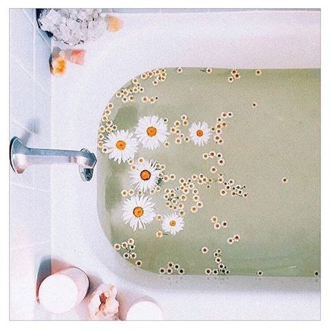🛁 Passion Bain | Bath Inspo
.
.
.
#bath #bathtime #relax #academiescientifiquedebeaute #bathroom #inspiration #sunday #home #homedecor #interiorlovers #myhomevibe #homeinspiration #interiorstyle #interiorideas #interiordesign #interiordetails #homestyle #homedesign #relaxation #bathtub #meditate #bathgoals #daisy #crystals