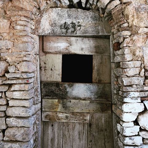 Bazı kapılarsa arkasındaki karanlığı daha açılmadan gösterir..
Bu kapının ardındaki ise adeta ortaçağın karanlığı.
#kapılar #doors #türen #eskikapı #chios #mesta #duygunungördüğü #ortaçağ #ortaçağköyleri #medieval