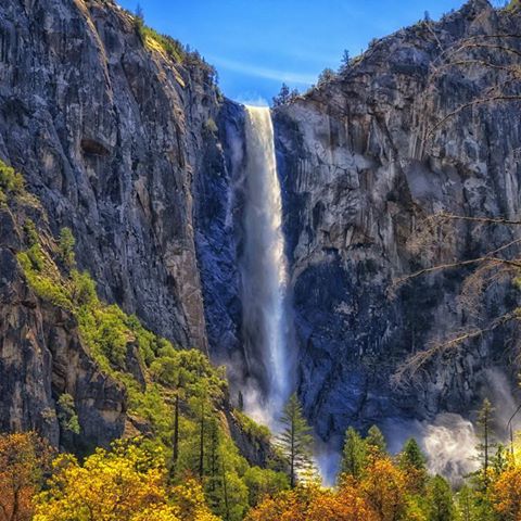 Waterfall #intothewild #bestplacestogo #tinypeopleinbigplaces #welltravelled #suitcasetravels #traveler #travelphotography #lovetotravel #travelblogger #worldtraveler #travelking #Yosemite #waterfall #natationalparks #nationalparkphotography