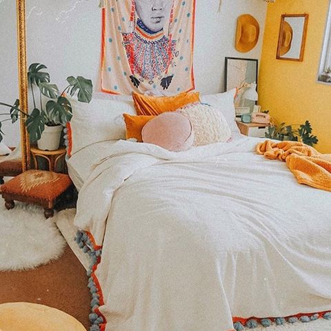 This bedroom by @nia_renteria is a total stunner 💛🌱