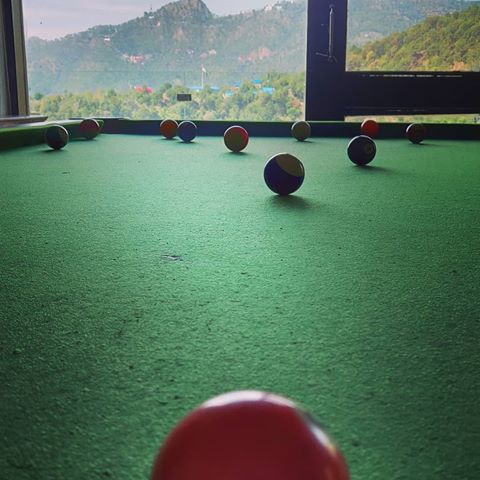The Game and the view ! 😍
•
•
•
•
#myphotography #insta #instagood #instacool #instadaily #instagram #potd #pool #snooker #lens #vsco #vscogram #solid #stripes #mountains #himachal #travelphotography #travel #blogger #blog #red #india #instaphoto #instapic #instamood #photooftheday