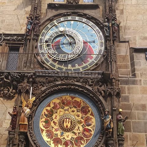 Совсем по-иному я представлял знаменитые пражские часы. Считал, что они находятся на самой вершине здания и куда больших размеров. А вышло немножко выше людских голов. Но какие они красивые! Я потратил достаточно времени на разглядывание каждого элемента в них.
#часы #прага #prague #clock