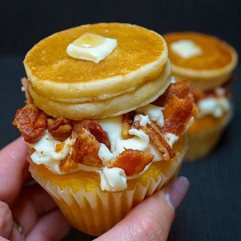 Welp, RIP diet. (Yes that is pancakes and bacon on a cupcake. Yes it was buttery. Yes it was delicious. Still drooling.) @cakedupcafe 😍😍
-
Happy we were able to stop by on the last day of their pop up to snag these bacon and pancake cupcakes