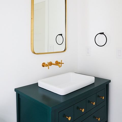 I love this painted hunter green vanity; the dark color and gold hardware stands out against the white walls and sink. This look is perfect for those favor a transitional style. •As I mentioned before, painting furniture is a great way to transform a space. •In the photo, they painted the vanity. Which is a great option if you’re on a budget. A new paint color + some new hardware provides for a great makeover. •When painting wood furniture make sure you clean, sand, clean again, and prime for an even and long lasting paint coverage. 📷 credit @homebunch .
.
.
#interiordesign #interiordecorating #interiordesignstudent #sherwinwilliams #colorconsultant #color #swcolorconsultant #mddesign #designer  #paint #painting #diy #diytips #paintingtips #huntergreen #colorful #instablogger #transitional #interiors #interiorpaint #exteriorpaint #colorselection #dmvinteriors #dmvinteriordesigner #dmvinteriordecorator #baltimoreinteriordesign #annapolisinteriordesign #dcinteriordesign  #bathroomvanity
