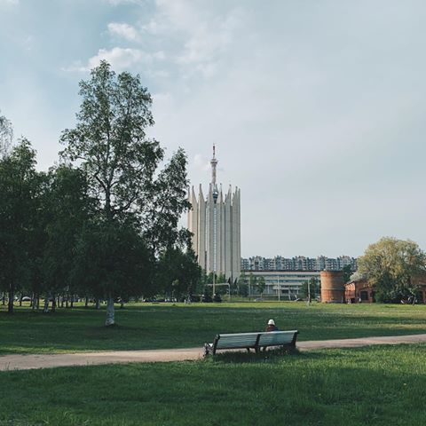 May this last week shot bring us nice and sunny weather for this weekend 😊
P.S. The old lady sitting there on the bench looks like a character from the #handmaidstale (oh those hats)
——
#rtctower #robots #robotics #vscospb #brutalist #brutalistarchitecture #modern #baraddur #цнииртк #калининскийрайон #modernarchitecture #stpetersburg #санктпетербург #architecture #дачабенуа