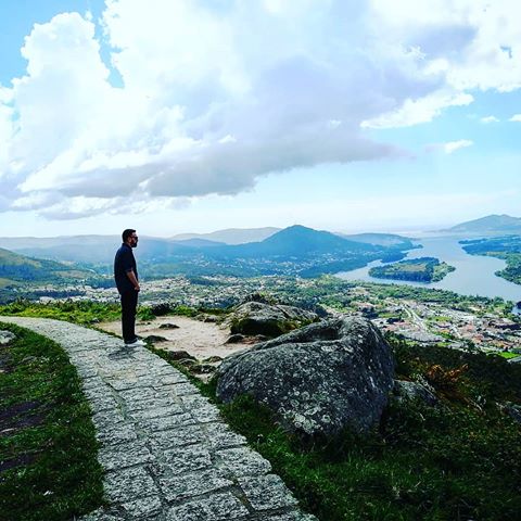Countries separated by a river. 🇪🇸🇵🇹 😎✌️🏞️ #village #deer #amazing #vilanovadecerveira #cerveira #cervo #oportugalincrivel #vncerveira #vila #portugal #espanha #espana #spain #tourism #instagood #instalike #instagram #picoftheday #photooftheday #vacations #vacaciones #ferias #vaparaforacadentro #photo #fotografia @visitportugal @viagemeturismo @tour_espana @vncerveira