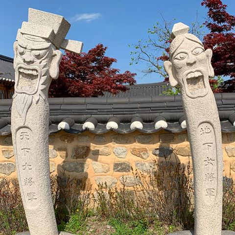 Happy couples 🗿🇰🇷
#Gyeongju_korea #Gyeongjukorea #korea #southkorea #sudcorea #corea #visitkorea #travelkorea #asia #Gyeongju #stonesculptures #sculptures