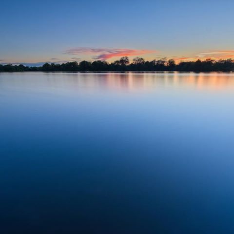 The penultimate shot from my trip to Attenborough Nature Reserve (well I say “trip”, it’s about 1/4 mile from the office I work in when visiting the East. The water really calmed down and combined with a long exposure of around 40 seconds- turned the surface of this lake almost to glass 😀 #beautifulbritain #haftakeover #instabritain #imaginarymagnitude #instagood #longexposure #sunset #attenboroughnaturereserve #photosofbritain #getoutdoors #gooutdoors #lonelyplanet