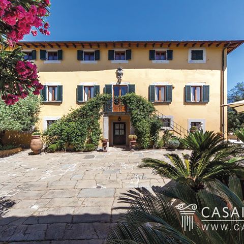 At the gate of Chianti region, approximately 35 minutes drive to Florence (52 km), there is La Gioconda, a charming villa 🏡 dating of 1600, located in the heart of a characteristic medieval hamlet in the unique landscape of Valdarno
🌎 Location: Chianti - Tuscany
📧 Contact us at info@casait.it
More info: 👉 https://bit.ly/2uLeeu 👈
#casaitalia #casaitaliainternational #tuscany
