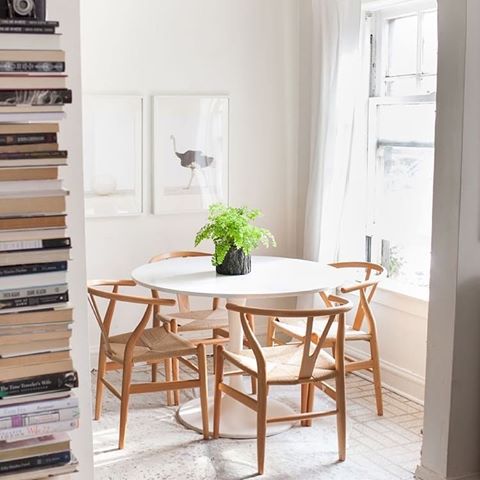 Sweet little dining room ✨ .
.
.
.
.
.
.
.
.
.
.
.
.
.
.
.
#simpleandclean #furnitures #furniture #lonnyliving #carpetdesign #patterndesign #heyhomehey #naturallightning #details✨ #diningroom #woweffect #diningroomdesign #designinspo #designinspiration #designinspogroup #popsofcolour #photooftheday #picoftheday #amazing #instago #style #instadaily #instagood #instalike #instafollow #decora #homegoods #diningroominspo #diningroomdecor #chairs