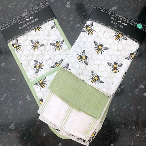 A big thank you to my bestie @countrybeehome for picking these beauties up for our kitchen 🐝💚🐝 #bee #beetowel #bumblebee #bumblebeemad #teatowels #cuteteatowels #kitchendecor #interiordecor #kitchens #kitchendesign #decor #instahome #instadecor #instastyle #ourhome #ourhappyplace #makeourhouseourhome #home #bumblebeedecor #homeaccount
