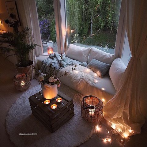 C O S Y  C O R N E R
.
How pretty is this beautiful, comfy setting?
.
I would love to be curled up on that window seat with a hot chocolate...or lovely glass of wine...just enjoying the moment 💕
.
.
📷 @kaginteriorogkunst