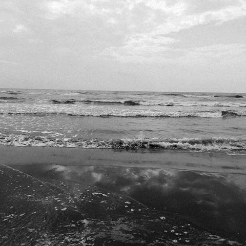 ~Happiness comes in waves~ 📷🌊🌫️ #beach #waves #sand #photography #blackandwhite #landscape #potd #qoutesoftheday #nature_gallery #follow4follow #like4like