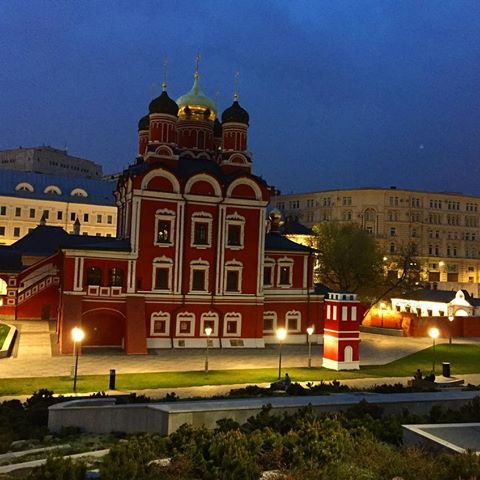 Немного моих любимых городских пейзажей... Каждый раз когда там брожу, начинаю думать о каких-то таких глобальных вещах и что в жизни есть много прекрасных вещей, о которых мы часто забываем в суете дней... 🤗
.
#люблю #moscow #Москва #мск #пейзаж #красота #красиво #нереально #настроение #философия #жизнь #отношение #психология #отдых #гуляю #центр #Зарядье #паркимосквы #вечер #сумерки #май #весна #архитектура #освещение