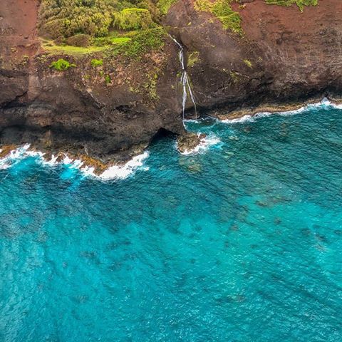 Kauai from above is even more magical ⛰🚁 @maunaloahelitours .
.
.
.
#somewhereintheworld#kauailove#kauailife#hawaiistagram#hawaiilife#travelholic#maunaloahelicopters#helicopterride#kauai#waterfall#napalicoast#traveler#jurassicfalls#viewfromabove#potd#instahawaii#visithawaii#nature#volcanic#travelphotography#beautyfromabove