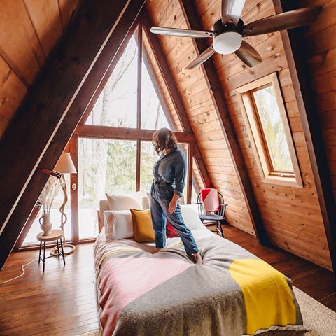 “No jumping on the bed!” 😂 location: @northmountaincabin