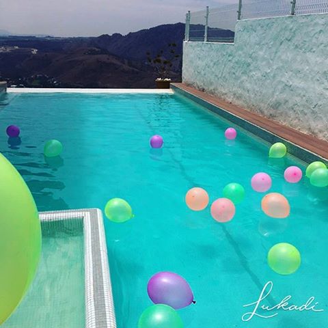 Más fotos de nuestro de pool party. 🌴🍹✨ #partydecorations #poolparty #colors #neon #lukadi.eventos #guadalajara #gdl #neon #decoraciones #mexico #tropical  #relax #pool #ilove 💚💛❤️💜💙🌺