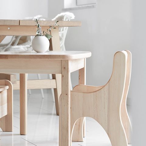Mein Sohn hat eine eigene Sitzecke bekommen und er liebt sie. 😍Wie es dazu kam und von wem sie ist, das erfahrt ihr alles auf meinem Blog. 👈🏻 Ich wünsche euch einen schönen Start ins Wochenende. 🙋🏻 Bei uns regnet es endlich mal wieder und wir machen es uns jetzt richtig gemütlich daheim.
//Werbung
.
.
.
#newblogpost #kids #furniture #interior #mybiokinder #chair #wood #interiordesign #whiteinterior #myhome #scandinaviandesign #scandinavianhome #mynordicroom #instahome #inspohome #nordicliving #minimalism #simplicity #diningroom #interior4all #interior123 #interiorblogger #germaninteriorbloggers #homedecor #cooee #solebich #picoftheday #photooftheday