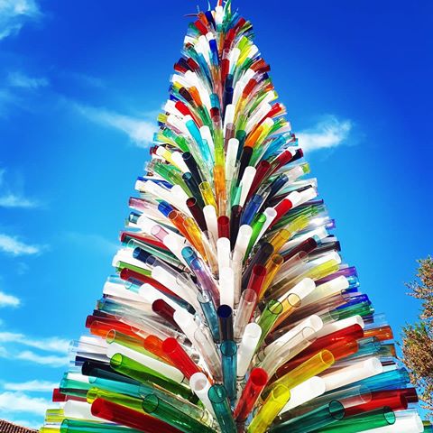 Arte #murano #italy #italia #venice #venezia #veneto #glass #festival #glasswork #sculpture #christmastree #colors #colours #summerfeels #art #arte #urbanlandscape #trees #travel #travelphotography #multicolor