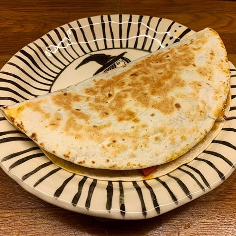 Two cuts on one finger and a lump on the forehead but my quesadilla is ready. Recipe by @edimtv Moral support by @oksanaufimtseva.tv Plate by @kudaria_ceramics