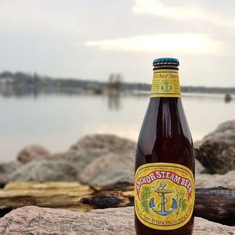 Anchor Steam Beer 4,8% by Anchor Brewing Co.🇺🇸. Hoppy,sweet, malty and light beer and it was pretty good with bbq 🍻 #craftbeer #usacraftbeer #beersofinstagram #beerpicture #beertography #instabeer #anchorsteambeer #anchorbrewingco