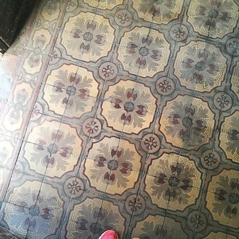 KOMUNY PARYSKIEJ 59.
.
.
#dzieńdobryczymniepanpaniwpuści #posadzkibreslau #posadzki #kafle #kaflebreslau #wrocław #mojemiasto #breslautiles #tiles #oldtiles #vintagetiles #floor #floors #floordesign  #vintagefloor #vintagecity #wroclawskiekamienice #kamienicewroclawia #ihavethisthingwithtiles #ihavethisthingwithfloors