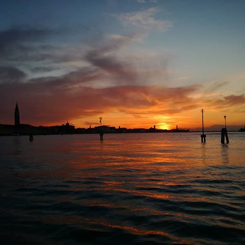 A Venezia, quando tramonta il sole, inizia la vita ❤
.
.
#sunset #Venezia #red #sun #colors #lagoon #water #wow #wonderful #floating #weekend #magic #sky #life #italianstyle #spritz #tramezzinotonnoecipolline #nonsiamoturisti #cheloshowabbiainizio #apriteilsipario