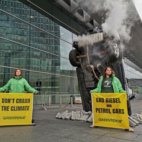 Greenpeace activists from Germany, Poland, Belgium and Luxembourg told EU Transport Ministers today "Don't crash the climate".
Transport currently accounts for 27% of the EU's emissions and about half of that comes from cars.
.
.
📸© Sara Poza / Greenpeace
.
.
.
#greenpeace #ClimateEmergency #CleanAirNow #TTE