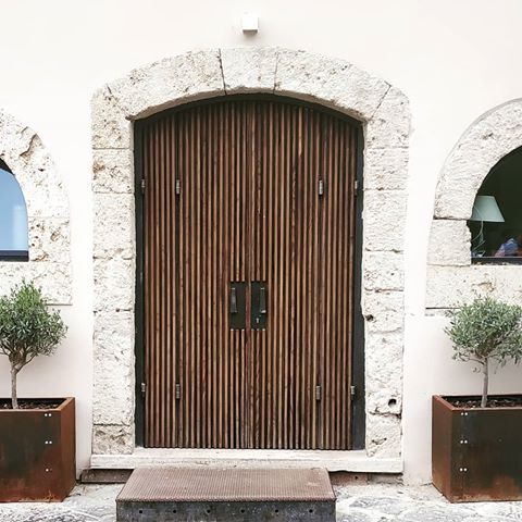 #doors #architecture #art #design #wood #wooddoors #artigianatoitaliano #details #domus #italy🇮🇹 #borghiitaliani #domus #idea #photography #architecturephotography