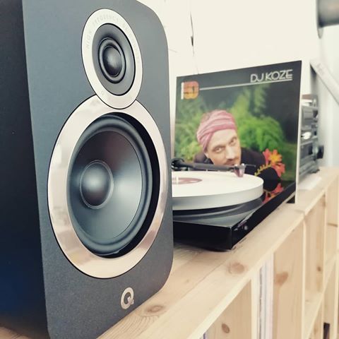 New Speakers, Q Acoustics 3020i 👌
Now I listen loud and randomly to all different kinds of records, just to enjoy the improvement. The Kids are not home, so the neighbours might enjoy the speakers as well😇
.
.
.
#qacoustics #qacoustics3020i #speaker #projectturntable #debutcarbon #ortofon2mred #recordplayer #vinyl #vinylig #instavinyl #vinylcollection #vinylcommunity #djkoze #djkicks #whitevinyl #colouredvinyl #nowspinning #nowplaying