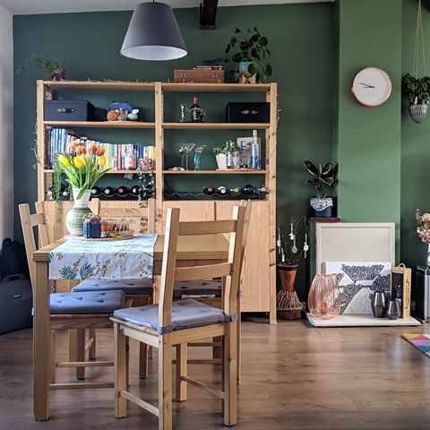 It's Friday and I'm just enjoying a coffee while looking at my favourite wall in the house. I just love that green. It makes me feel calm every time I enter this room. Then the wooden @ikeauk IVAR unit has been carefully selected as a contrast, but still keeping things balanced. A calming and inviting space, perfect for the living/dining room 😌
Now, being obsessed with cocooning spaces, I am super excited to set foot in the new @hmhome concept store on Regent Street opening today 🙌 Think urban hotels, metropolitan apartments, dark interiors, elegant metallics and lush greenery. We're off to cheer on a friend at the London Marathon on Sunday, so I'll definitely be making a pit stop at the store, and will make sure to take you with me 😊
#interiortrends2019 #interiortrend #diningroominspo #dinigroomideas #diningroom #diningroomdesign #diningroomdecor #interiorstyling #ekbbhome #interior4all #secretstylingclub #interiorepitome #myhousebeautiful #homeinspo #interiordecorating #styleithappy #interiordesign #nestandthrive #sorealhomes #betterhomesandgardens #planetlivingetc #interiorinspo #interieur #myhomeforhp #myhomevibe #myinteriorvibe #apartmenttherapy #interior_and_living #interiorandhome #interiormilk