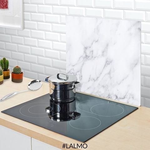 Marble is very popular right now and we are in 😍 with this white marble splashback. It'll keep your walls safe from food splatter and you can even lay it over a cool hob as a worktop saver to create additional food preparation space 🙌 #LALMO⠀
.⠀
.⠀
.⠀
#whitemarble #splashback #worktopsaver #choppingboards #kitcheninspo #organised #declutter #storagesolutions #storageideas #toptips #spacesaving #morespace #interiors123