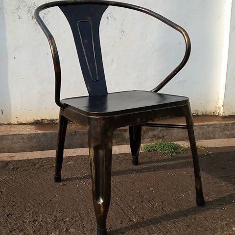 Iron outdoor dining chair. cp: 0813 1010 9325
#outdoors 
#ironchair 
#industrialdesign 
#industrialchair 
#interiorcafe 
#interiordesign 
#interior 
#designers 
#outdoorchair
#cafechairs 
#restaurantchair