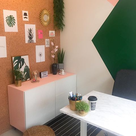 👩🏼‍💻Study room👩🏼‍💻 - Today I finished my studyroom! I recently started studying again and I needed a better desk and a cabinet for all my stuff! I hacked an Ikea besta cabinet for this project and gave it a diy twist, combined with the geometric pattern on the wall I really like it!
—-
#diy #studyroom #ikeahack #besta #eclectischwonen #wonen #vtwonenbijmijthuis #binnenkijken #studeren #studying #thuis #woonaccessoires #plants #modernwonen #moderninterior #interieur #interior #interior123 #interior125 #interiorstyling #stylist #stijl #interieurstylist #woonidee #inspiratie #homeinspo #officedesign #interiordesign #ikearesetjehuis