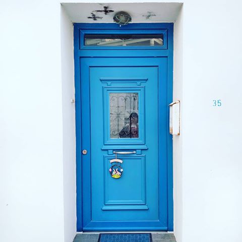 Лайфхак Как сделать фото себя в отпуске,  если никто не хочет быть персональным фотографом?
Найди красивую дверь со стеклом. Бери смартфон. Наслаждайся 😍
#door #doorphoto #olddoor #tripity #greece_moments doors #Milos #дверь #стараядверь #синий #бирюзовый #ГрецияМилос