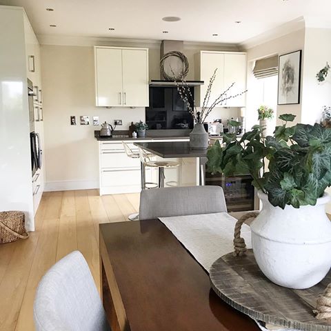 • O P E N P L A N • I do love our open plan kitchen/dining/living room. Such a great social space to be in and perfect for the little one. The only downside is I feel it has to be spotlessly clean and tidy all of the time....which isn’t very often these days! 💫
.
.
.
#openplan #openplanliving #kitchen #creamglosskitchen #kitchendesign #kitchendecor #kitchenstyling #diningroom #home #interiors #interiordecor #interiorstyling #instahome #kitcheninspo #myhome