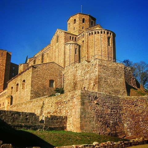 🔝 Centuries of history behind Cardona Castle, which is also site of the remarkable Collegiate Church of Sant Vicenç, a jewel of Catalan Lombard Romanesque architecture. °°° 📸 @carmejs 
ℹ @cardonaturisme @bagesturisme @bcnmoltmes 
#Cardona #Bages #BcnMuchMore #Catalonia #CatalunyaExperience