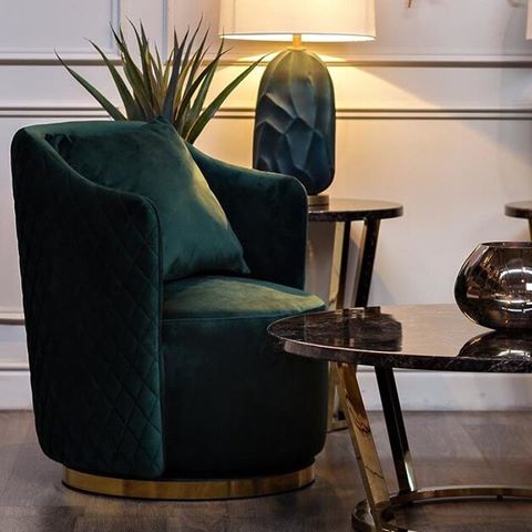 .
Элегантное вращающееся на 360 градусов кресло прекрасно впишется даже в ограниченное пространство гостиной, холла или уголка отдыха. Благородная обивка из темно-зеленого велюра сочетается с золотым цветом вращающейся опоры из прочной нержавеющей стали. Мягкое сиденье и подушка под спину делают кресло особенно удобным. Простеганная с наружной стороны округлая спинка выглядит аристократично и элегантно.
⠀
Наполнитель пенополиуретан. Размер сиденья Г57*Ш64*В45см
⠀
Артикул: 48MY-2573 GRN GLD
⠀
Материалы: обивка - велюр, каркас- дерево, основание - нержавеющая сталь
Высота: 82 см
Ширина: 72 см
Длина: 73 см
____________________________________________
✔️ВСЕ ДЛЯ ВАШЕГО ИНТЕРЬЕРА⠀⠀⠀⠀ ✔️МЕБЕЛЬ, СВЕТ, ДЕКОР, ТЕКСТИЛЬ⠀⠀⠀⠀⠀
✔️ МНОГИЕ БРЕНДЫ В НАЛИЧИИ  И ПОД ЗАКАЗ⠀⠀⠀⠀⠀
✔️СОБСТВЕННОЕ ПРОИЗВОДСТВО КОРПУСНОЙ И МЯГКОЙ МЕБЕЛИ⠀⠀⠀⠀⠀⠀⠀⠀⠀⠀⠀⠀⠀⠀⠀⠀⠀⠀⠀⠀⠀ ✔️ПОЛНАЯ КОМПЛЕКТАЦИЯ ОБЪЕКТОВ ⠀⠀⠀⠀⠀
✔️БЫСТРО, КАЧЕСТВЕННО, В СРОК⠀⠀⠀⠀⠀
___________________________________________
Ждём вас в нашем Интерьерном салоне «Нескучный Дом»
-
г.Нижний Новгород, ул.Володарского, дом 40.
📞(831)265-30-35