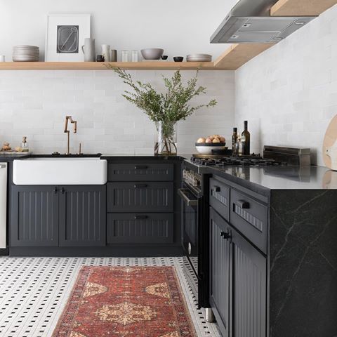 What do you think about runner rugs in the kitchen? We love that they add interest to a space that’s often filled with less color and heavy appliances.
.
.
Image: Loloi Inc.