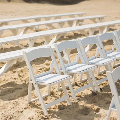 Is your ceremony on the beach this summer? We’ve got you covered! Mix it up with chairs and benches for a more casual look✨🍾☀️🌊 #obx #outerbanks #onthebeach #beachlife #wedding #obxwedding #beachwedding #whitechairs #white benches #outerbankswedding #welovewhatwedo❤️