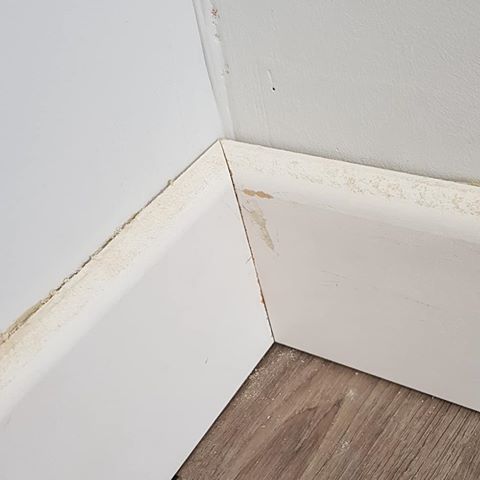 Fitting skirting boards! Not too bad at this chippy work malarkey. Nothing a bit of filler wont hide 🤣😂 #diy #diyprojects #like4likes #instagram #carpentry #woodbutcher #kitchenextension #finishing #instagood #instapic #instalike #instadaily #skirting #kitchendesign #hardwoodflooring #building #beeroclock #dayoff #newkitchen #instadiy #likeforlikes #friday #tgif #photooftheday #doubletap