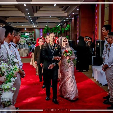 They knew it.
Time, distance...nothing could separate them.
Because they knew it was right.
It was real.
Congratulation on your wedding lovebirds!
Thank you for trusting @lombokvaganzahotel to host your sacred ceremony 🙏
Was a smooth wedding celebration organized by @asyila_wo_lombok 🙏 ————————————————
.
#cityhotel #hotel #mataram #lombok #wedding #party #ballroom #lombokvaganzahotel #bestvalueforbusinessandleisure